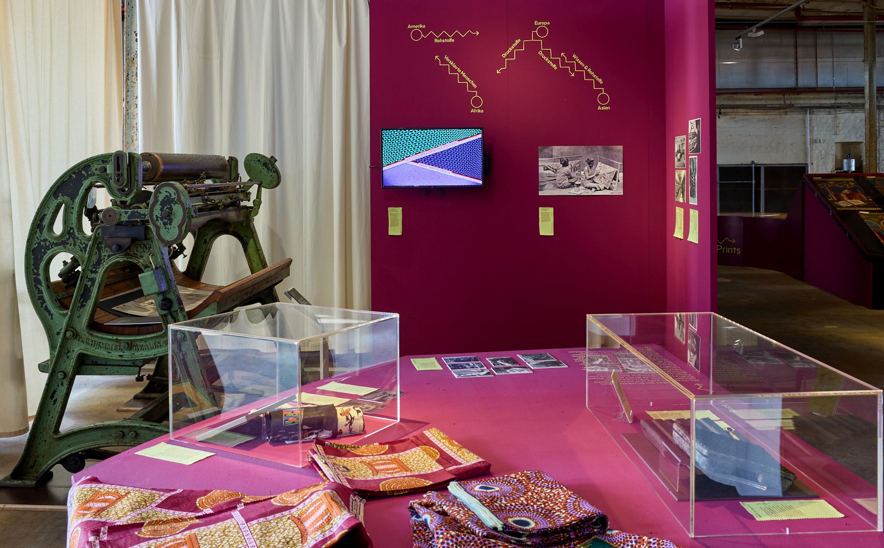 Blick auf eine alte Stoffdruckmaschine in den Ausstellungsräumen Blick auf eine alte Stoffdruckmaschine in den Ausstellungsräumen