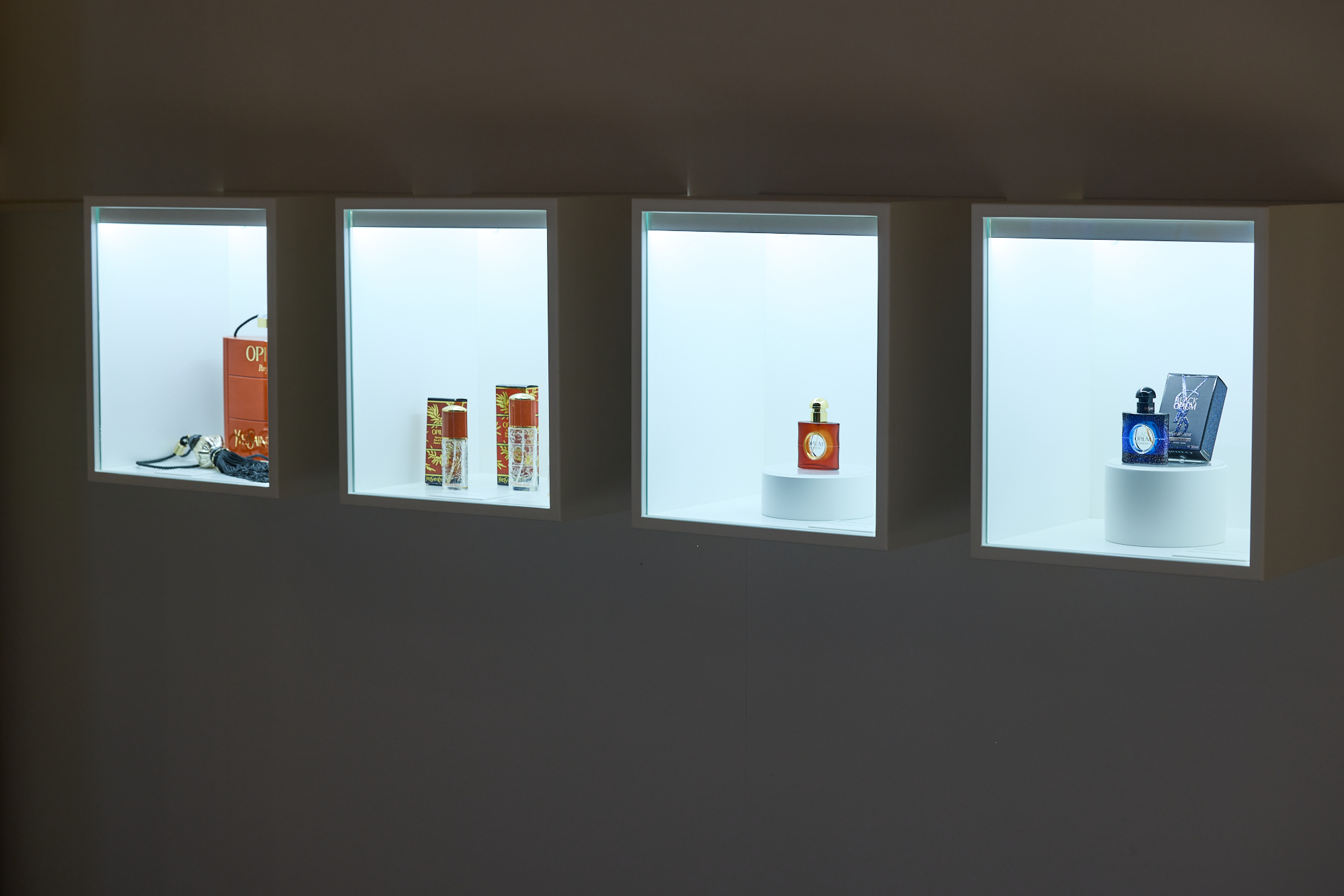 Blick in die Ausstellung auf verschiedene Opium-Flakons