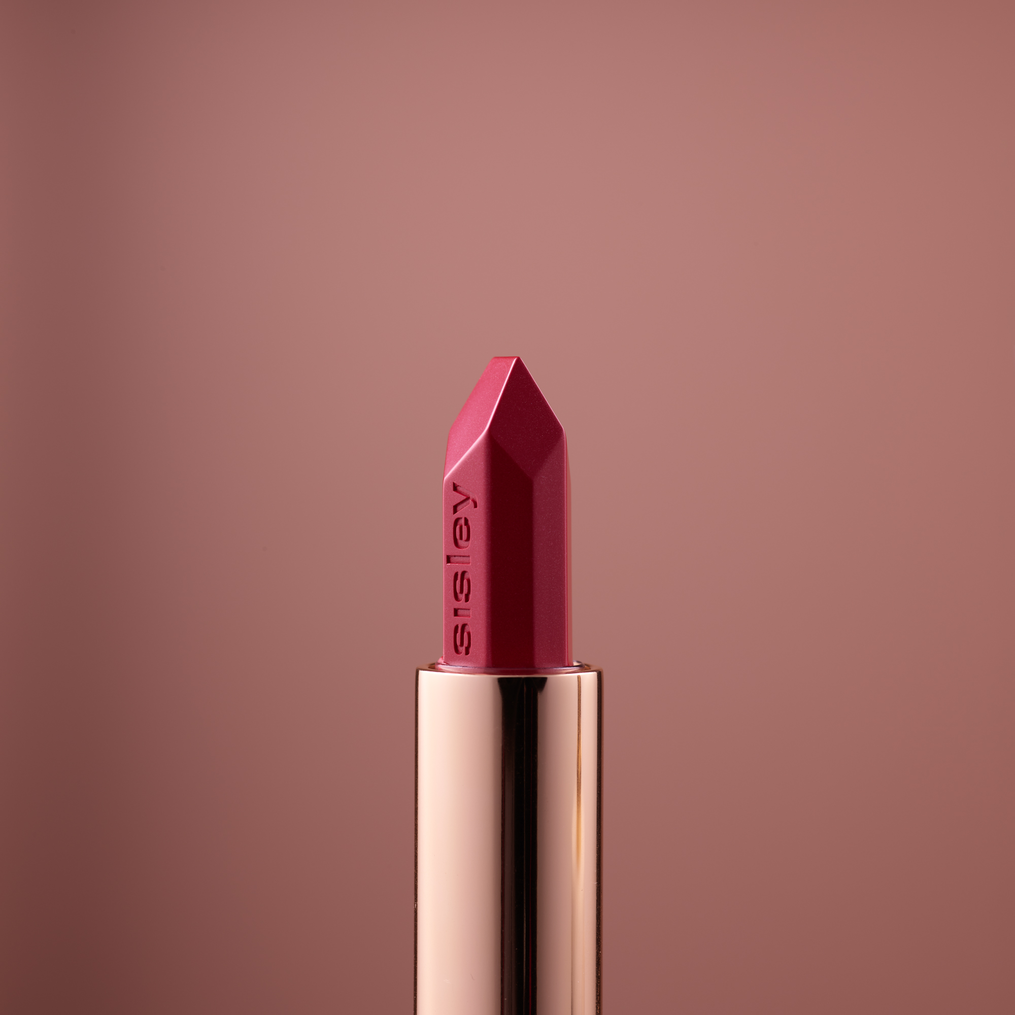 3 rote Lippenstifte mit goldener Fassung