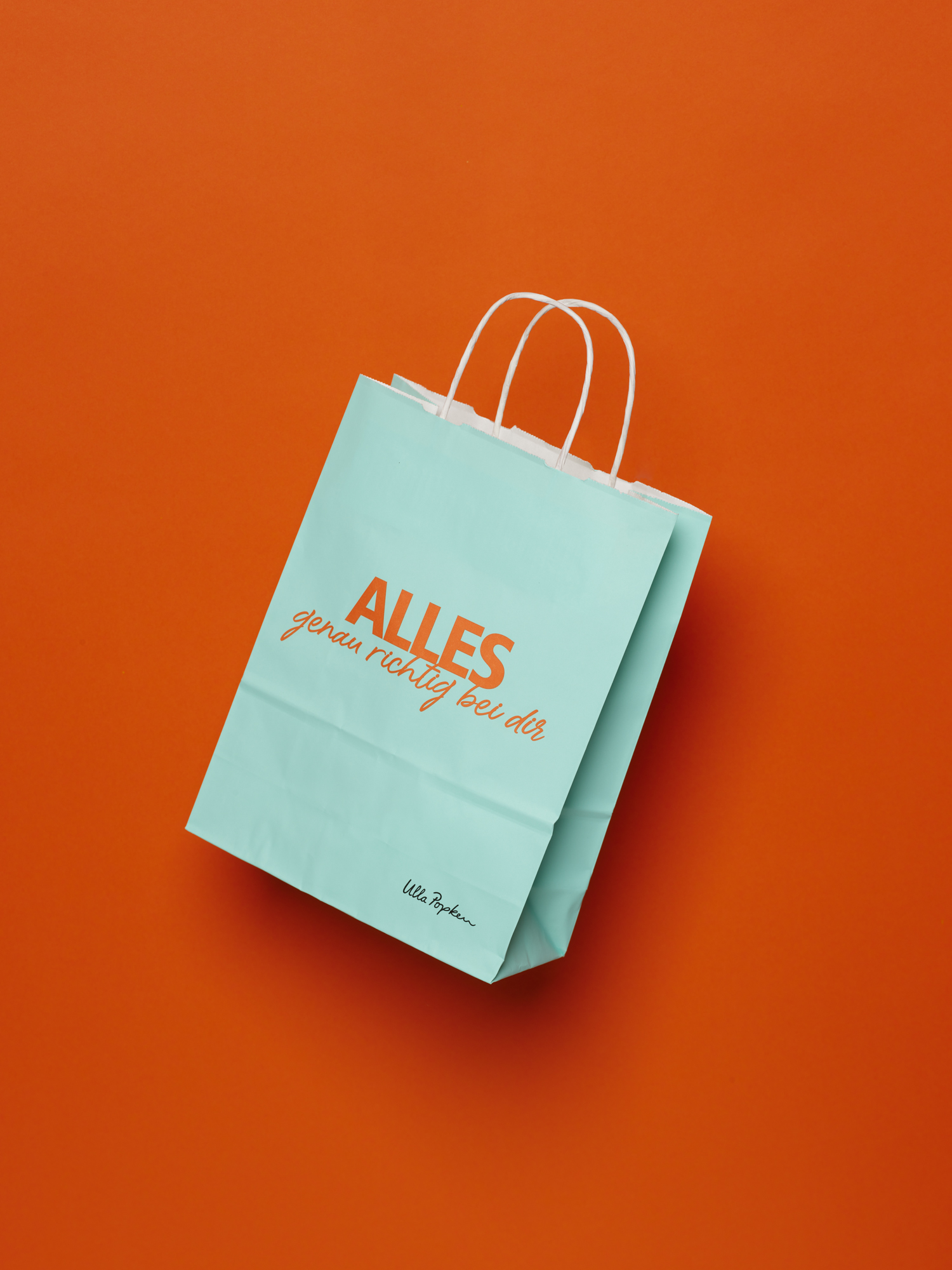 Hellblaue Papiertüte der Marke Ulla Popken