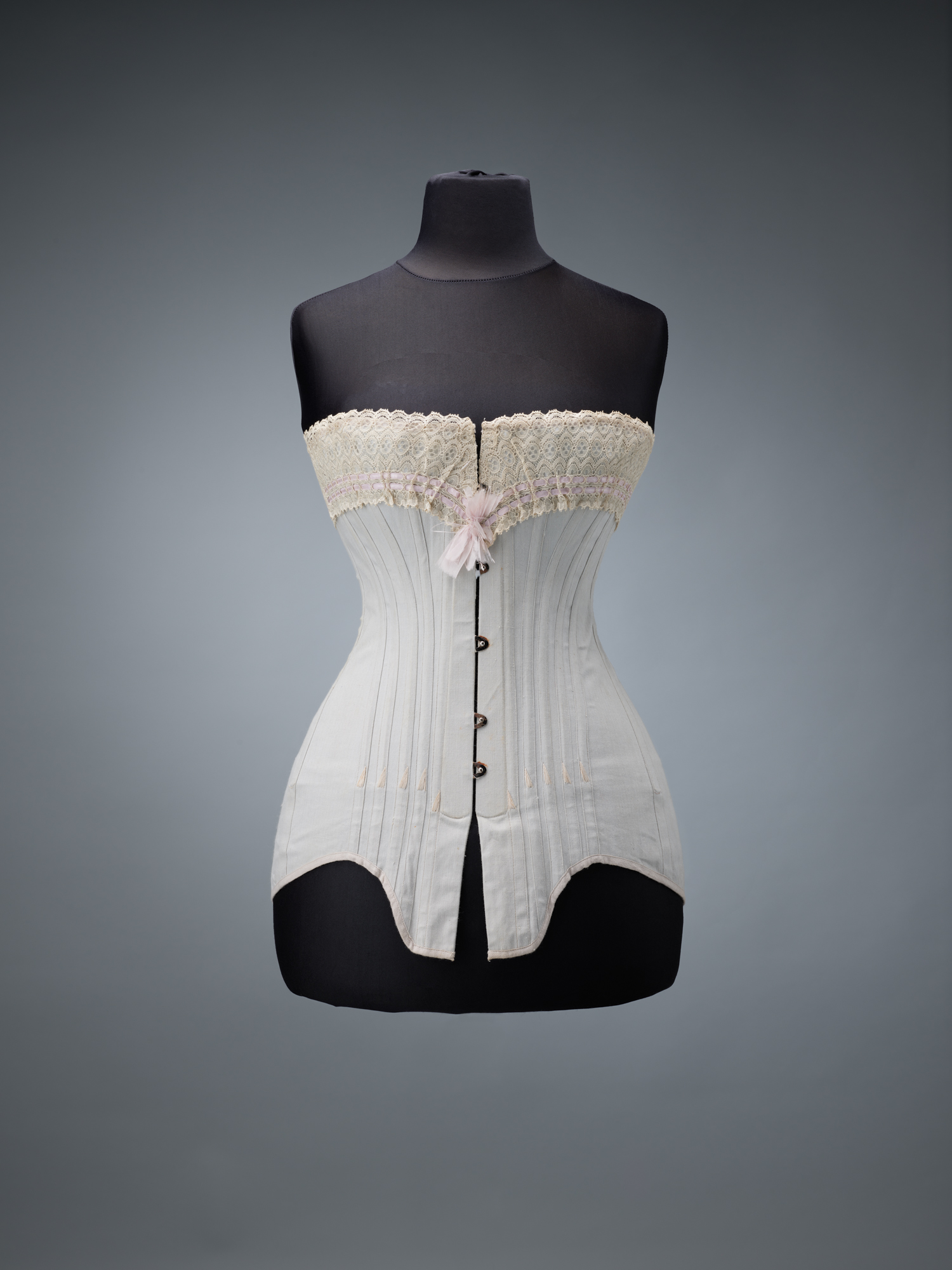 Weiße Korsage auf einer Büste