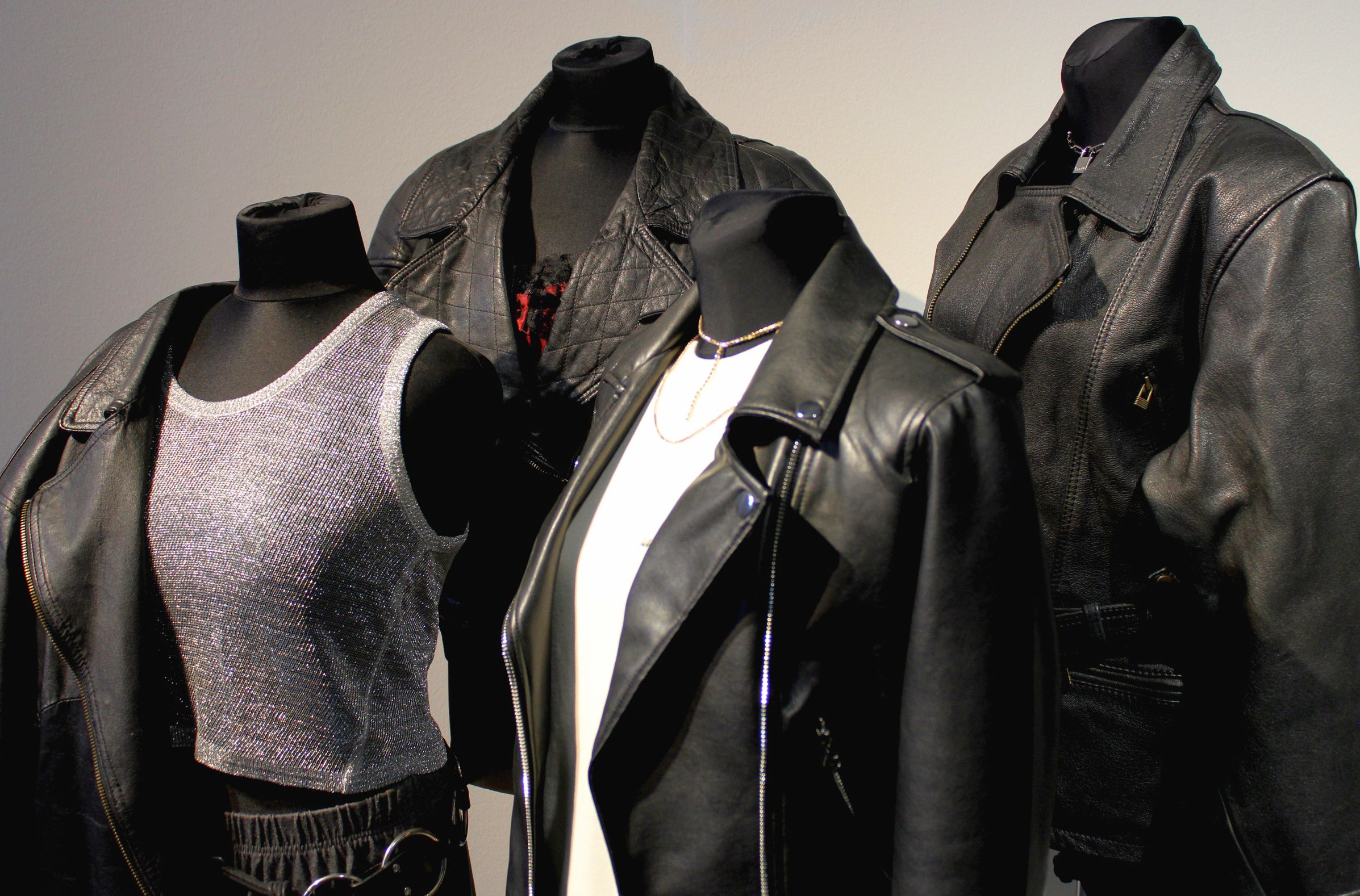 Schwarze Lederjacken auf Figurinen