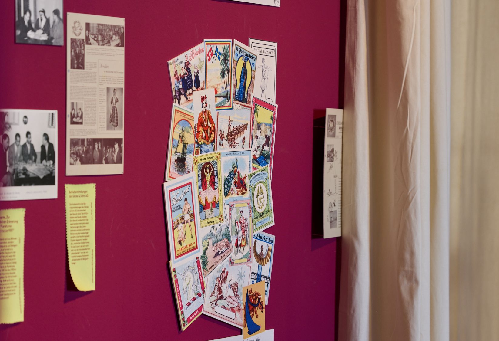 Ausstellungswand mit einer Collage von farbigen Etiketten zur Kennzeichnung von Exportware für afrikanische Länder. Ausstellungswand mit einer Collage von farbigen Etiketten zur Kennzeichnung von Exportware für afrikanische Länder.