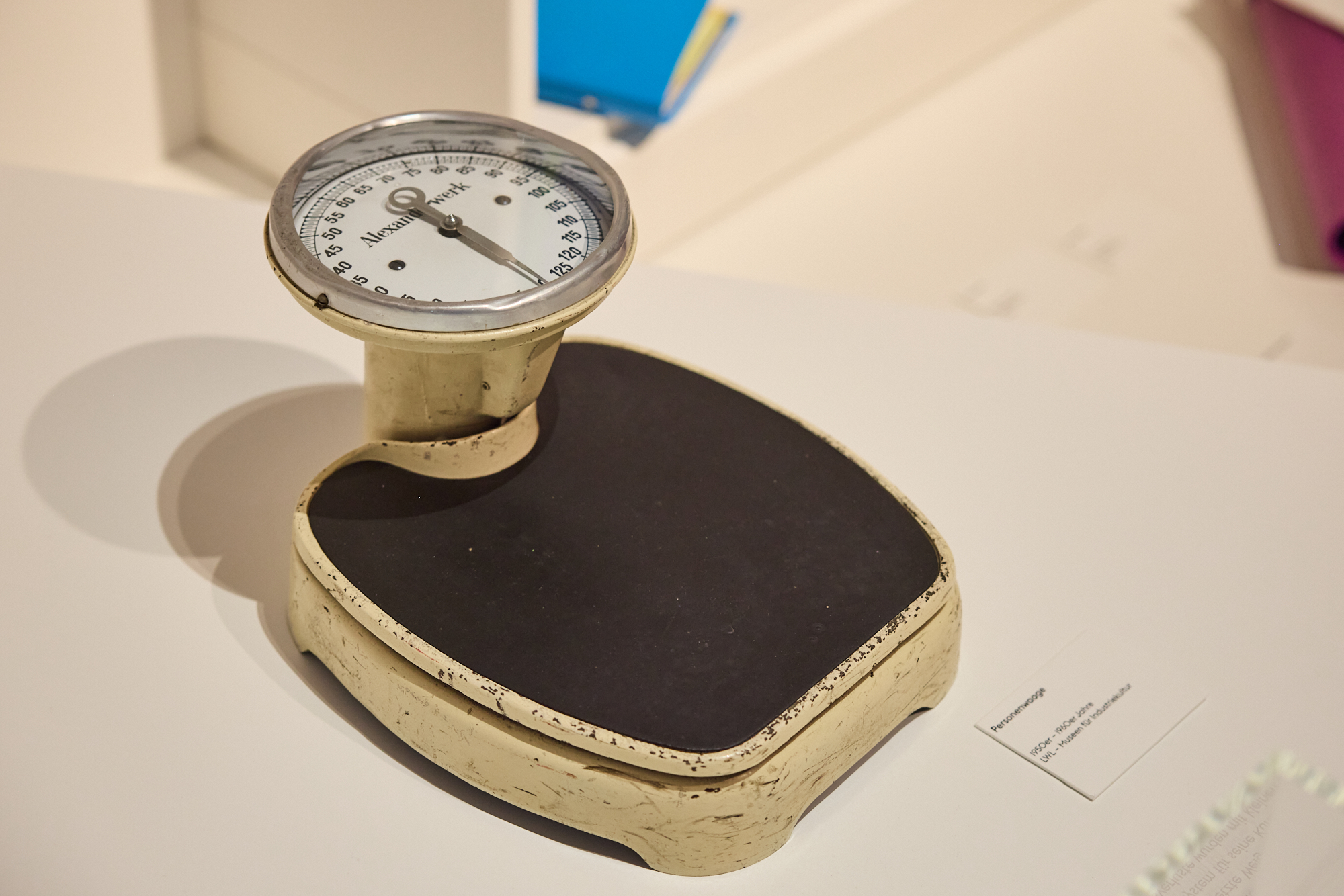 Eine alte Personenwage als Teil der Ausstellung