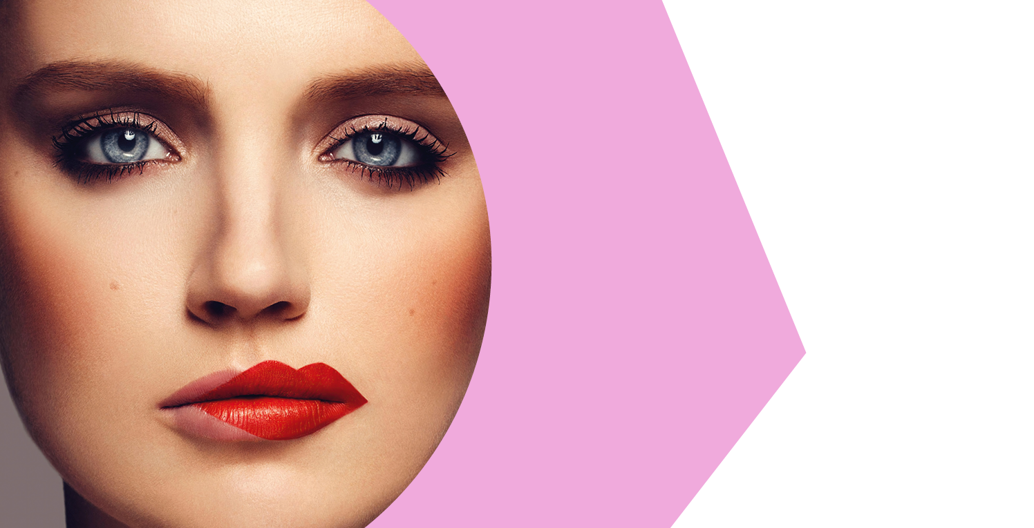 Das Gesicht einer Frau mit verschoben aufgetragenem Lippenstift