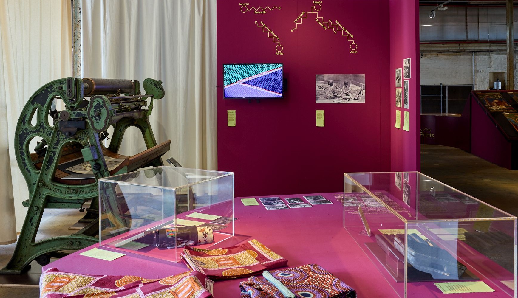 Blick auf eine alte Stoffdruckmaschine in den Ausstellungsräumen