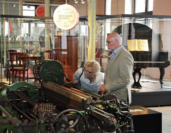 Besucher in der Dauerausstellung