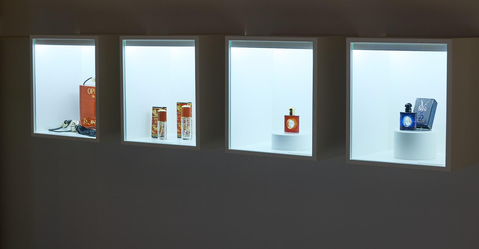 Blick in die Ausstellung auf verschiedene Opium-Flakons