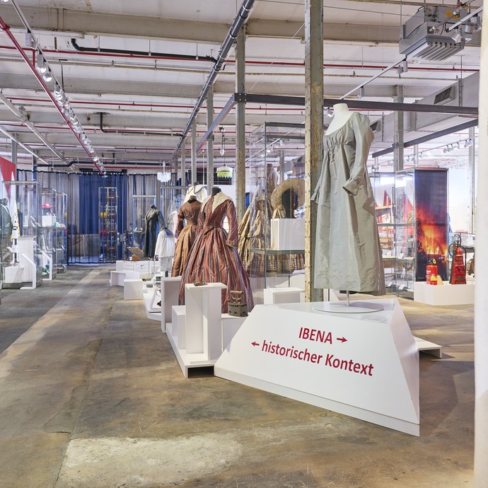 Blick in die Ausstellung (vergrößerte Bildansicht wird geöffnet)