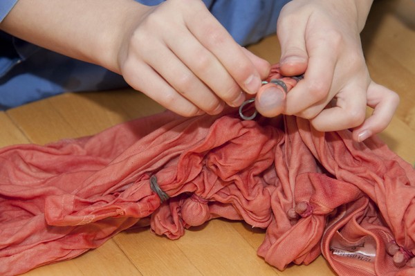 Mit Batiktechnik eingefärbtes Kleidungsstück