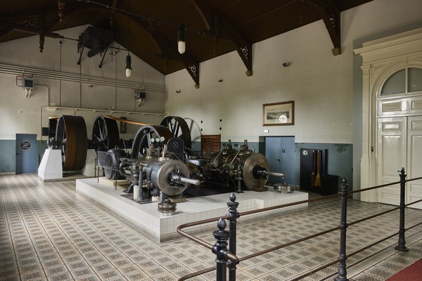 Dampfmaschine im Maschinenhaus der Weberei