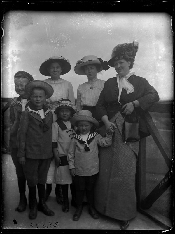Fotografie mit insgesamt 7 Personen: Frauen und Kindern.