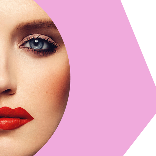 Frau mit roten Lippenstift, der verrutscht ist.