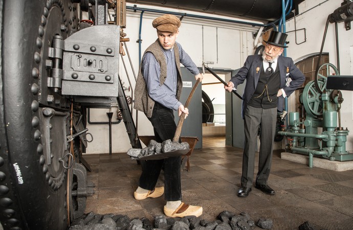 Living History mit zwei Schauspielern in historischen Anzügen