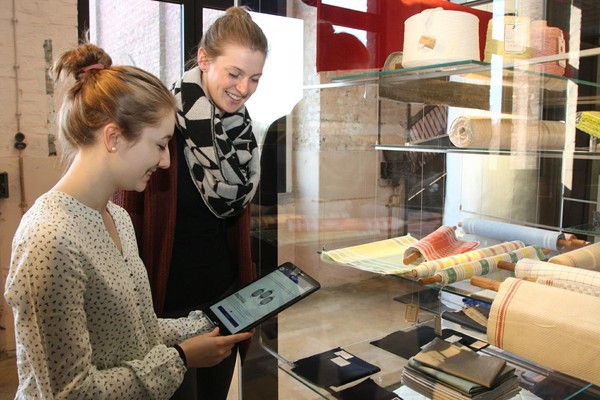 Besucherinnen mit Tablet im TextilWerk
