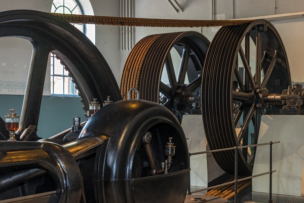 Dampfmaschine im Maschinenhaus der Weberei