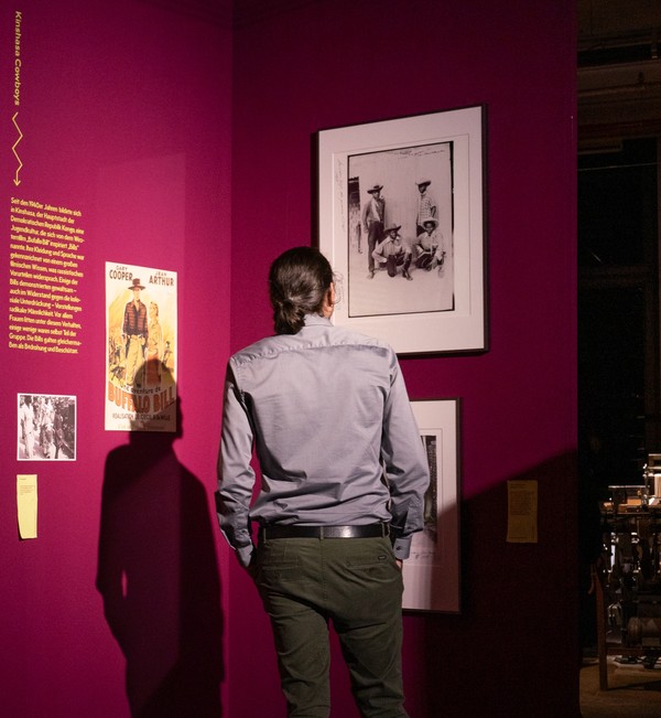 Ein Besuchender betrachtet eine Fotografie der "Bills" in der Ausstellung