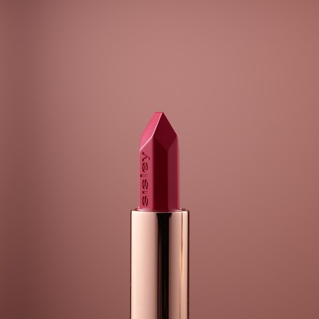 Ungenutzter roter Lippenstift mit halb verdeckter Gravur