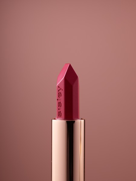 Ungenutzter roter Lippenstift mit halb verdeckter Gravur