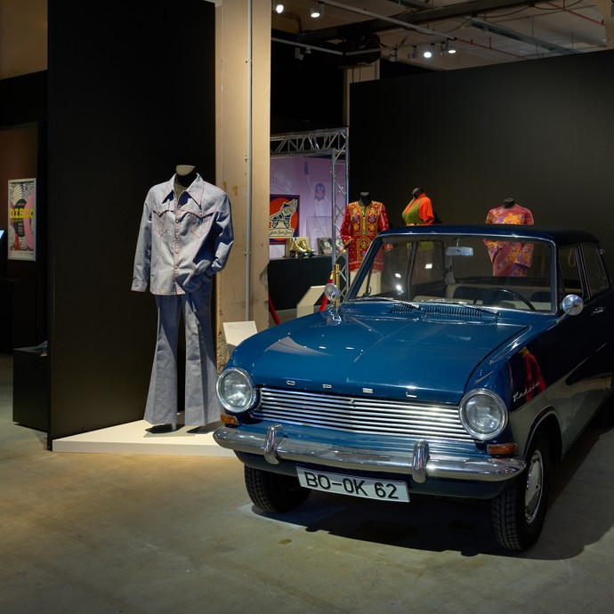 Ein historischer Opel in der Ausstellung (vergrößerte Bildansicht wird geöffnet)