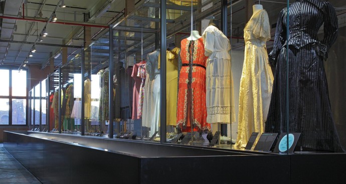 Der "Parcours de la Mode" zeigt die Modetrends der letzten 100 Jahre ausgestellt in einer langen Galerie.