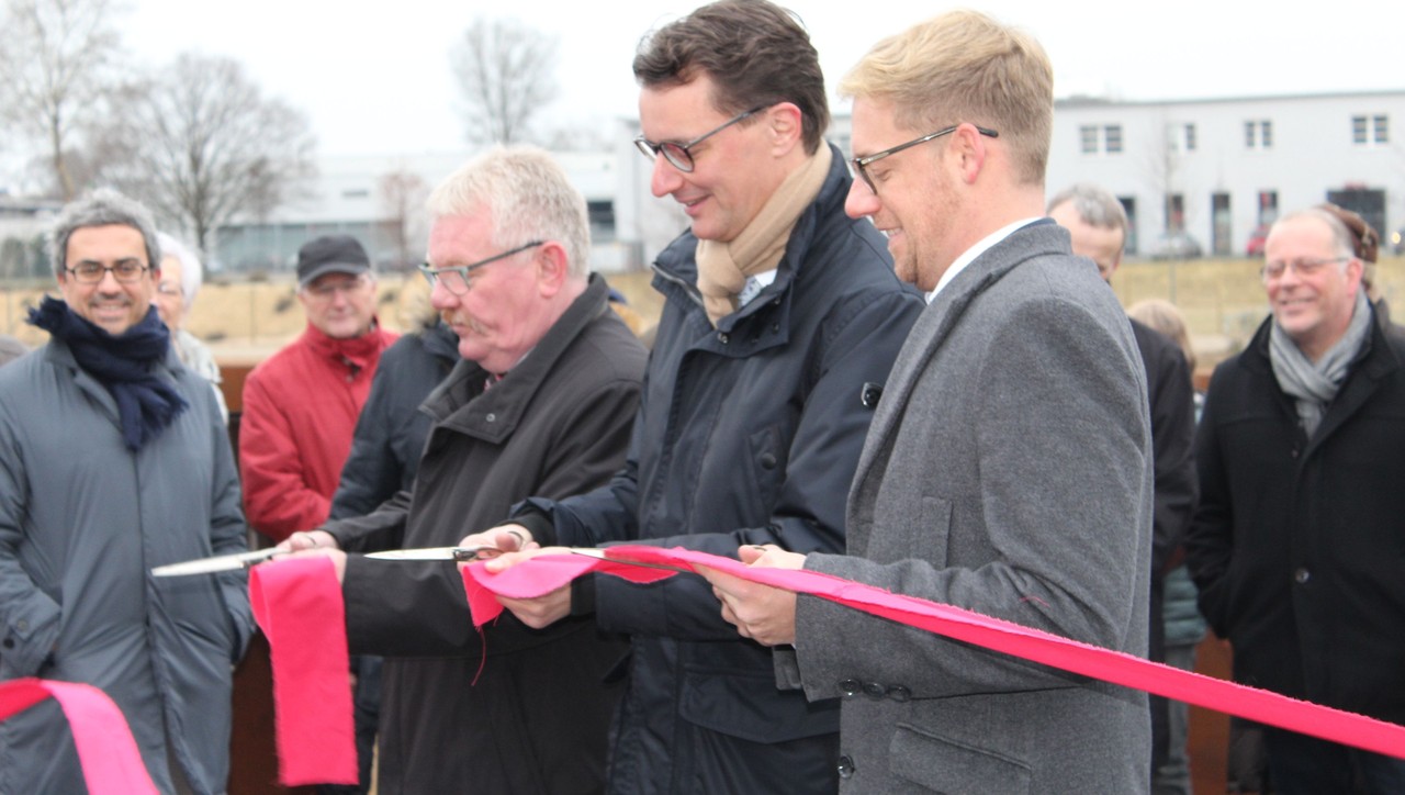 Bürgermeister Peter Nebelo, Landesverkehrsminister Hendrik Wüst und Stadtbaurat Daniel Zöhler durchschneiden gemeinsam das rote Band.