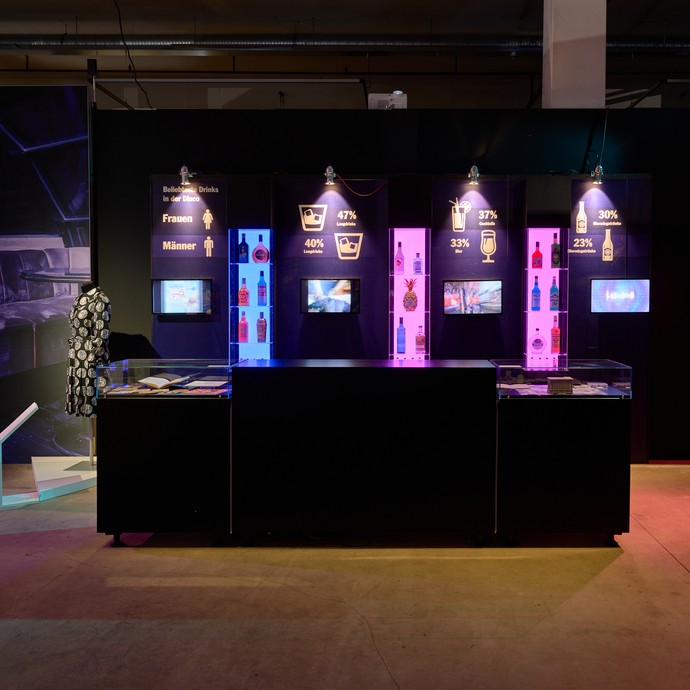 Eine Theke mit verschiedenen alkoholischen Getränken als Teil der Ausstellung (vergrößerte Bildansicht wird geöffnet)