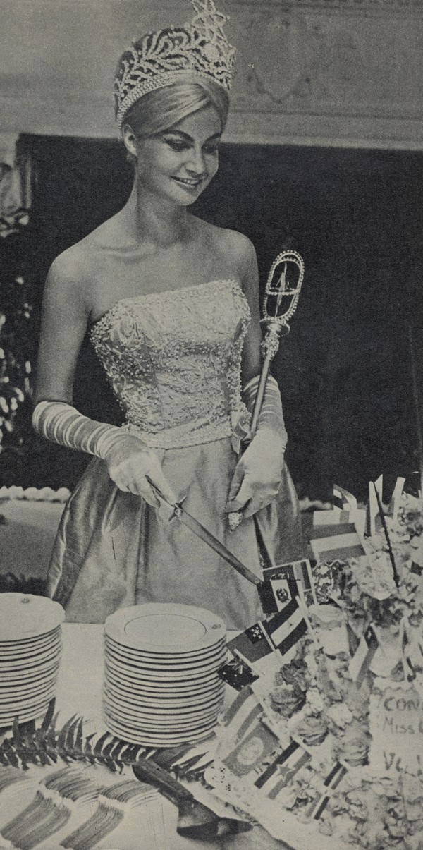 Marlene Schmidt trägt das Kleid beim Anschneiden einer Torte