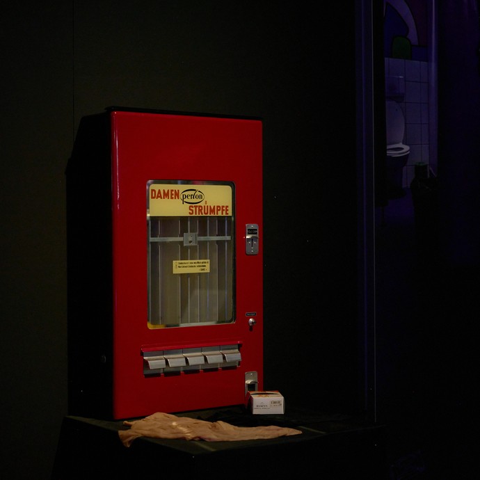Historischer Automat für Damenstrümpfe (vergrößerte Bildansicht wird geöffnet)