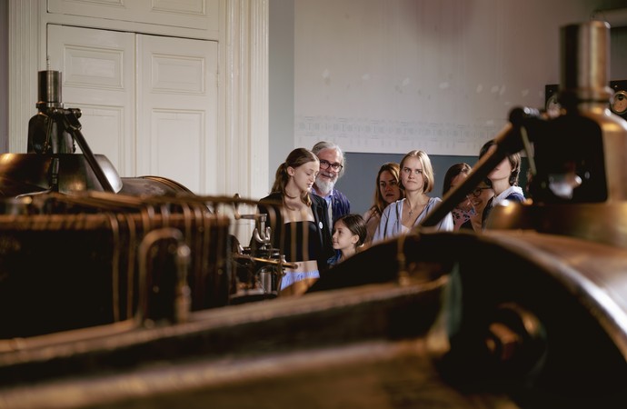 Gruppe im Maschinenhaus der Weberei