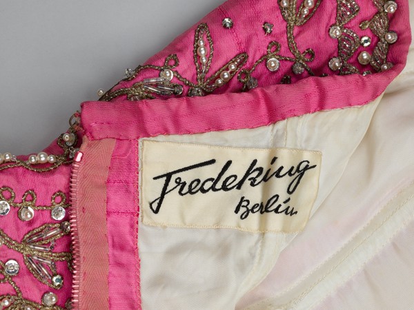 Das eingestickte Logo des Herstellers und Modehauses