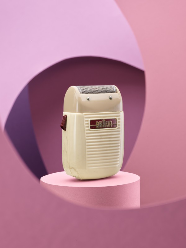 Alter Elektrorasierer der Marke Braun