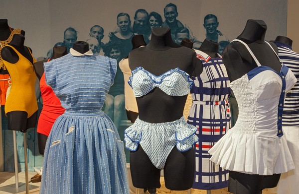 Blick in die Ausstellung: Bademode aus den 1950er Jahren im Bereich zur Insel Sylt