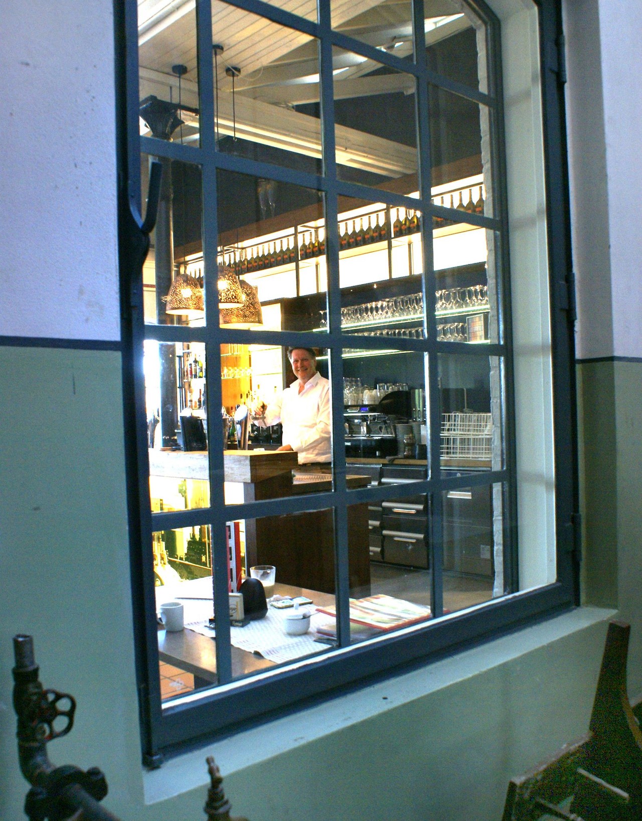Blick vom Websaal durch ein Sprossenfenster ins Museumsrestaurant "Schiffchen".