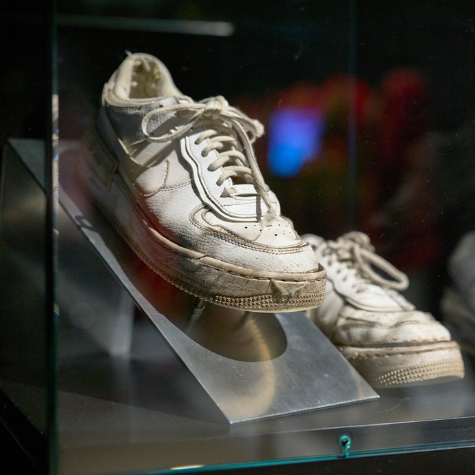 Weiße Turnschuhe der Marke Nike (vergrößerte Bildansicht wird geöffnet)