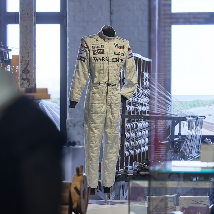 Der Original-Anzug des Formel-1-Fahrers Kimi Räikkönen, hergestellt aus speziellem Protect-Material von IBENA, gehört zu den Glanzsstücken der Schau. (vergrößerte Bildansicht wird geöffnet)