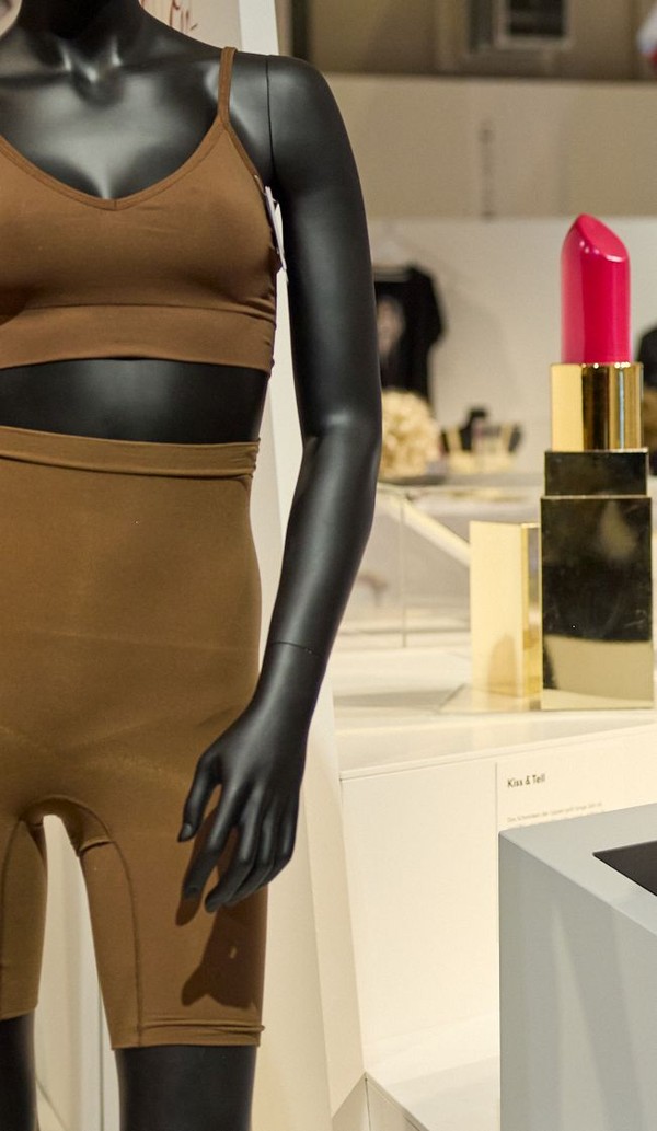 Shapewear in der Ausstellung