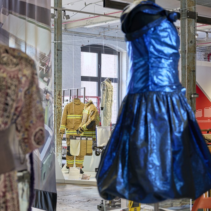 Blaues glänzendes Kleid auf einer Büste (vergrößerte Bildansicht wird geöffnet)