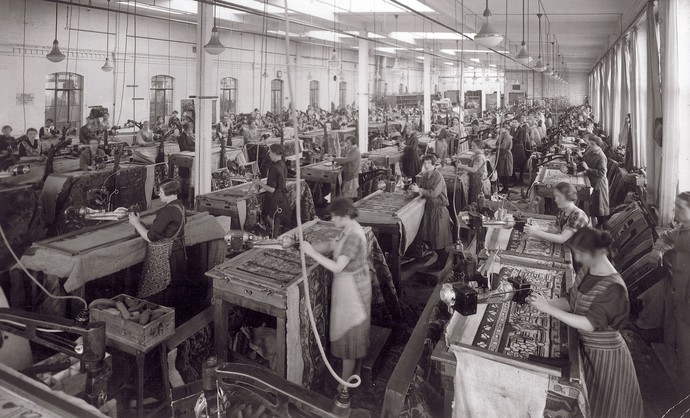 Historische Schwarz-Weiß-Fotografie, Blick in den Orientstricksaal im Werk Tefzet in Oelsnitz, 1930er Jahre.