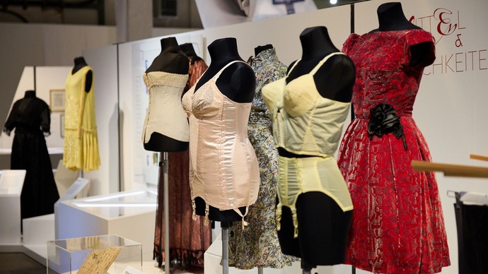 Blick in die Ausstellung: Miederwaren auf Figurinen.