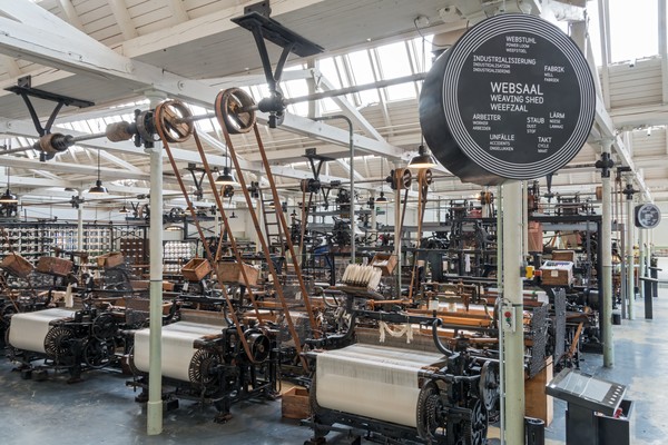 Blick in den Websaal: Historische Maschine