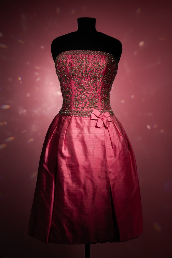 Pinkes Kleid mit silbernen Pailletten