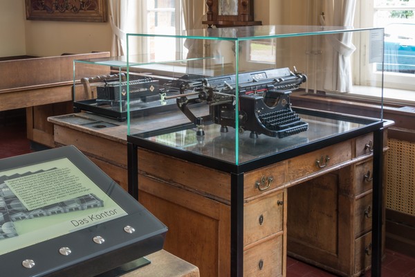 Eine historische Schreibmaschine in einer Vitrine