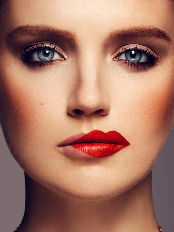 Weibliches Model mit leicht versetztem Lippenstift