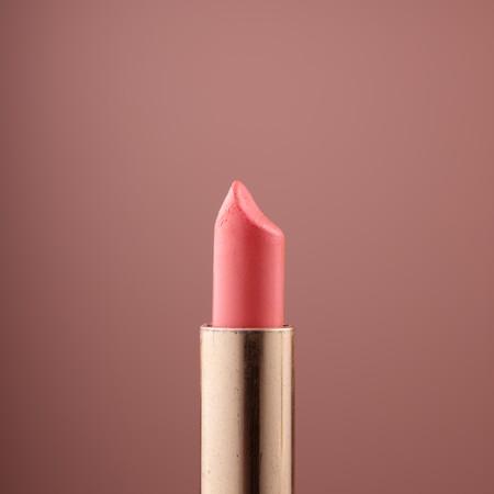 Flamingofarbener Lippenstift