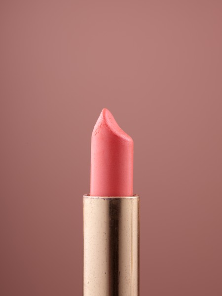 Flamingofarbener Lippenstift