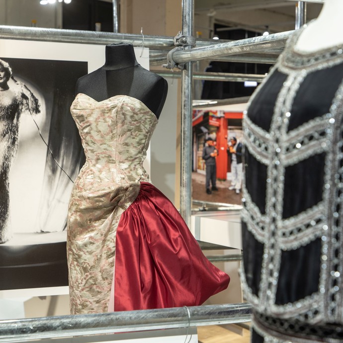 Glamouröse Abendkleider, im Hintergrund ein Foto von Marlene Dietrich (vergrößerte Bildansicht wird geöffnet)