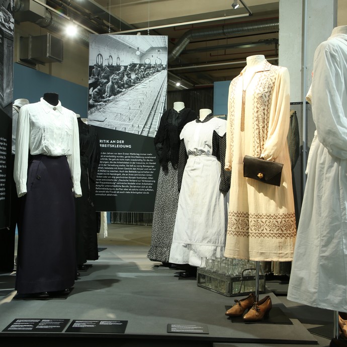 Verschiedene Kostüme: Das "Fräulein vom Amt" prägt das Bild der arbeitenden Frau in den 1920er Jahren. (vergrößerte Bildansicht wird geöffnet)