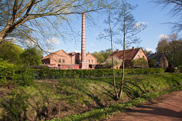 Blick auf die Backsteingebäude der Weberei
