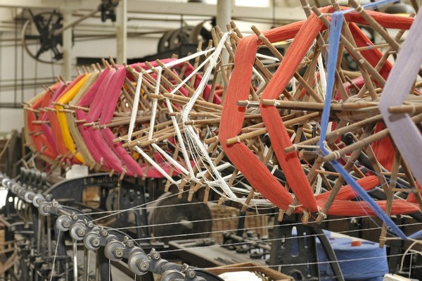 Haspelmaschine in der Weberei mit farbigen Fäden